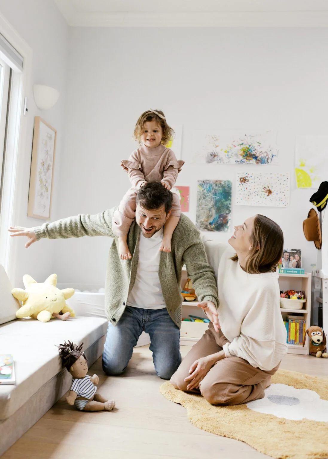 Una familia jugando junta en casa